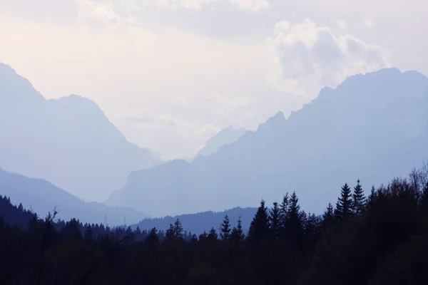 Schilderachtige Foto Van Prachtige Bergen Met Groene Weide Landschap Voor — Stockfoto