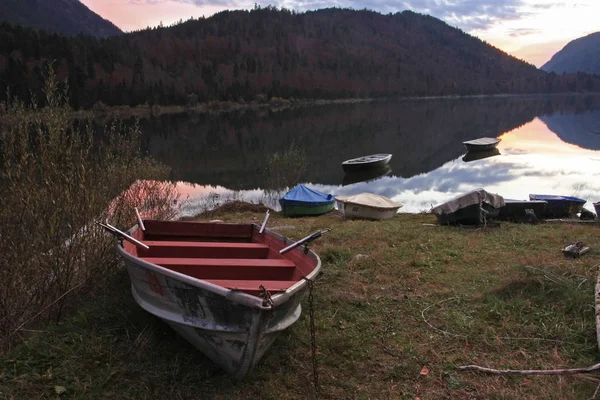 多くのカラフルなボートと美しい山の湖の静かなショット — ストック写真