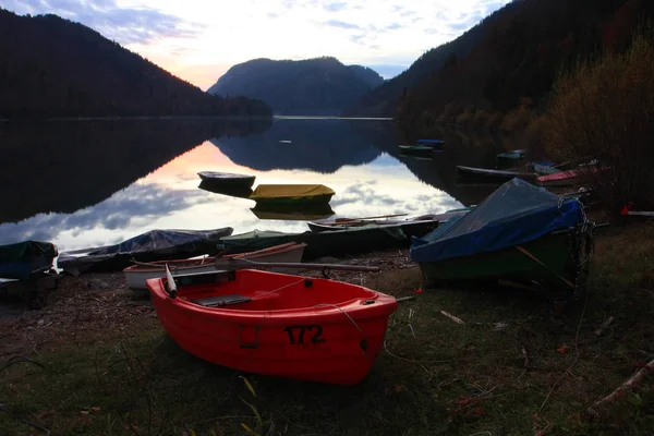 Tranquil Shot Beautiful Mountain Lake Many Colorful Boats — Stock Photo, Image