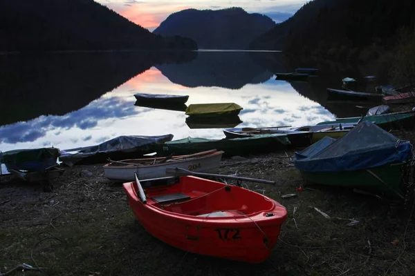 Tranquil Shot Beautiful Mountain Lake Many Colorful Boats — Stock Photo, Image