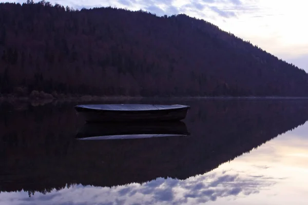 夕暮しの美しい山の湖の静かなショット — ストック写真