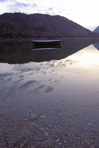 夕暮しの美しい山の湖の静かなショット — ストック写真