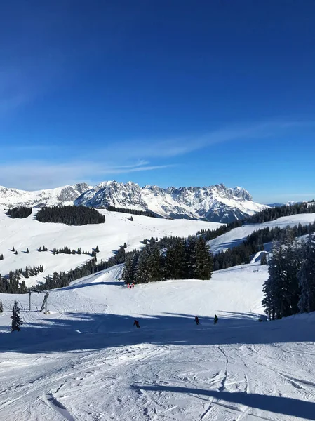 Naturskön Bild Vackra Snöiga Berg Med Skidåkning Människor — Stockfoto