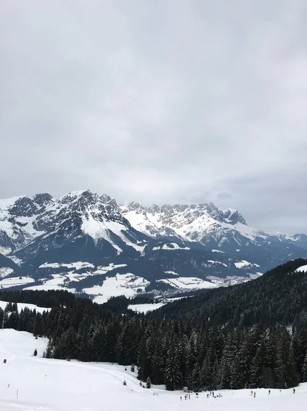 Landschaftliche Aufnahme Der Schönen Verschneiten Berglandschaft Als Hintergrund — Stockfoto