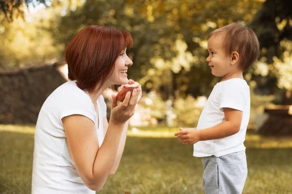 Mutter Und Kind Spielen Zusammen Beim Picknick Herbst Oder Spätsommer — Stockfoto