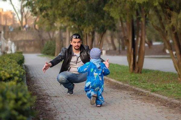 Kleines Kleinkind spielt mit Vater im Frühlingspark: Junge — Stockfoto