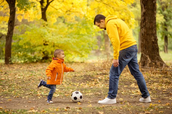 Padre Hijo Pequeño Divirtiéndose Parque Otoño Papá Hijo Jugando Fútbol — Foto de Stock