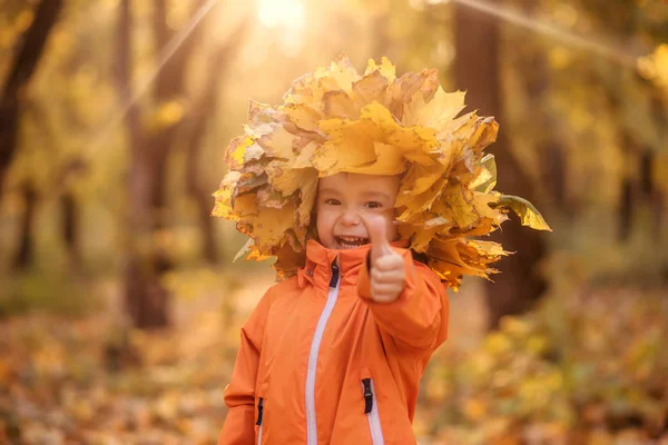 Happy Laughing Toddler Child Crown Made Autumn Fallen Leaves Orange — ストック写真