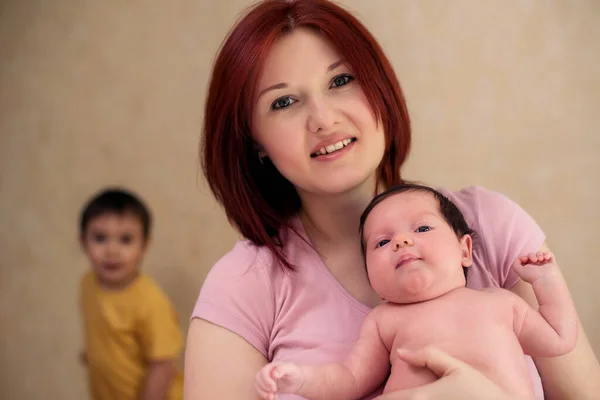 Smiling Mother Posing Infant Child Elder Toddler Kid Standing Blurred — Stock Photo, Image