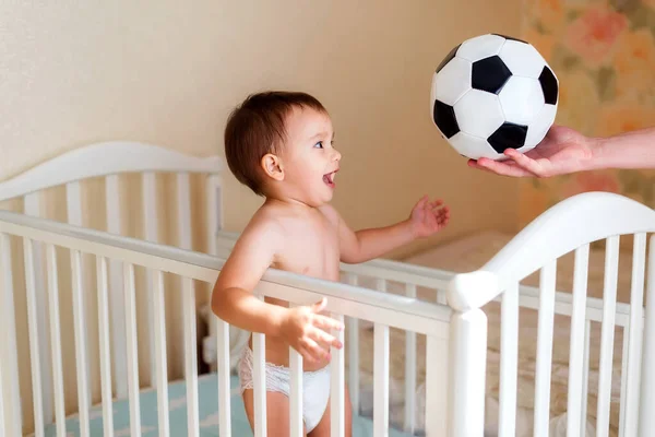 Hand Von Eltern Die Einem Fröhlichen Kleinen Jungen Der Bett — Stockfoto