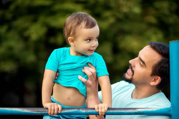 Liten Småbarn Framgångsrikt Gjort Muskel Upp Motion Stålstång Med Stöd — Stockfoto