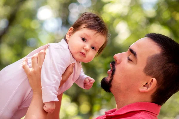 Padre Levantando Brazos Hija Infantil Hablando Con Ella Aire Libre — Foto de Stock