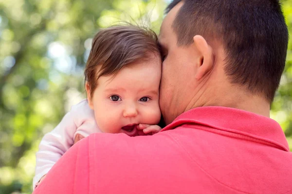 Padre Hija Bebé Caminar Juntos Papá Sosteniendo Brazos Hija Bebé — Foto de Stock