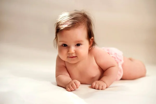 Menina Bebê Bebê Sorridente Calças Rosa Deitado Barriga Amarelo Claro — Fotografia de Stock