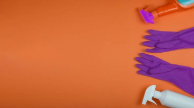 Renkli arkaplanda bahar temizliği için gereken malzemeler kopya alanı ile birlikte. Temizlik servisi. Eldiven şişesi spreyi. Temizlik ürünü. Bahar temizliği için malzemeler