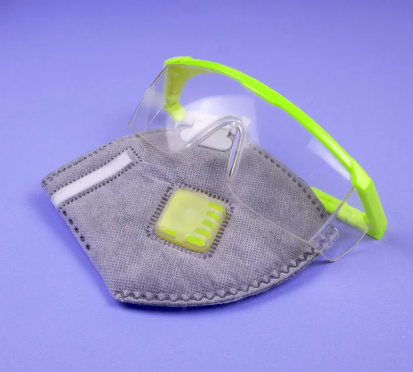 Güvenlik Gözlükleri Ffp3 Parçacık Yüz Maskesi Renk Arkaplanda Izole Edilmiş — Stok fotoğraf