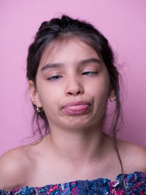 Heyecan ve cazibe konsepti. Portreyi kapat. Coronavirus pembe arka planı. Aptalca somurtmalar komik çılgın jestler. Komik bir ifade. Sözsüz tepki. Duygusal baskı. Ağla
