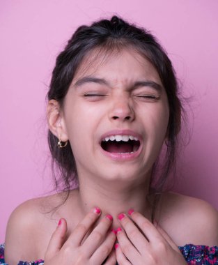 Heyecan ve cazibe konsepti. Portreyi kapat. Coronavirus pembe arka planı. Aptalca somurtmalar komik çılgın jestler. Komik bir ifade. Sözsüz tepki. Duygusal baskı. Ağla