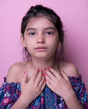 Heyecan ve cazibe konsepti. Portreyi kapat. Coronavirus pembe arka planı. Aptalca somurtmalar komik çılgın jestler. Komik bir ifade. Sözsüz tepki. Duygusal baskı. Ağla
