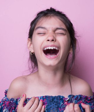 Heyecan ve cazibe konsepti. Portreyi kapat. Coronavirus pembe arka planı. Aptalca somurtmalar komik çılgın jestler. Komik bir ifade. Sözsüz tepki. Duygusal baskı. Ağla