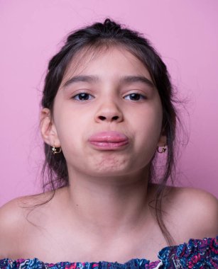 Heyecan ve cazibe konsepti. Portreyi kapat. Coronavirus pembe arka planı. Aptalca somurtmalar komik çılgın jestler. Komik bir ifade. Sözsüz tepki. Duygusal baskı. Ağla