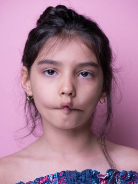 Heyecan ve cazibe konsepti. Portreyi kapat. Coronavirus pembe arka planı. Aptalca somurtmalar komik çılgın jestler. Komik bir ifade. Sözsüz tepki. Duygusal baskı. Ağla