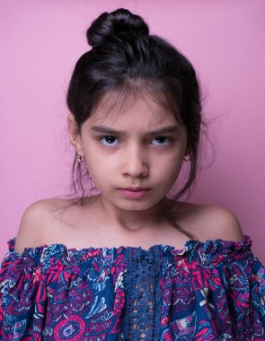 Heyecan ve cazibe konsepti. Portreyi kapat. Coronavirus pembe arka planı. Aptalca somurtmalar komik çılgın jestler. Komik bir ifade. Sözsüz tepki. Duygusal baskı. Ağla