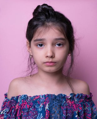 Heyecan ve cazibe konsepti. Portreyi kapat. Coronavirus pembe arka planı. Aptalca somurtmalar komik çılgın jestler. Komik bir ifade. Sözsüz tepki. Duygusal baskı. Ağla