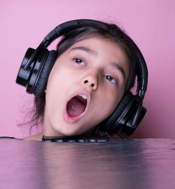Eğlenceli genç çocuk kulaklıkla müzik dinleyerek ritim tutuyor. Ritmi yakala. Çocuk müzik kulaklığı dinliyor. Eğlence ve eğlence. Yaz çalma listesinin tadını çıkar. En sevdiğim şarkı. Çocuklar Günü. 