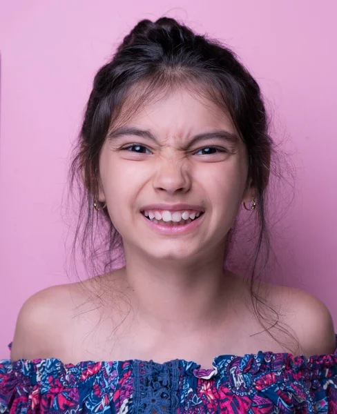 Heyecan ve cazibe konsepti. Portreyi kapat. Coronavirus pembe arka planı. Aptalca somurtmalar komik çılgın jestler. Komik bir ifade. Sözsüz tepki. Duygusal baskı. Ağla