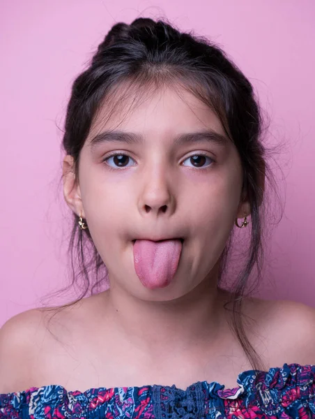 Heyecan ve cazibe konsepti. Portreyi kapat. Coronavirus pembe arka planı. Aptalca somurtmalar komik çılgın jestler. Komik bir ifade. Sözsüz tepki. Duygusal baskı. Ağla