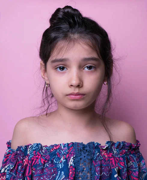 Heyecan ve cazibe konsepti. Portreyi kapat. Coronavirus pembe arka planı. Aptalca somurtmalar komik çılgın jestler. Komik bir ifade. Sözsüz tepki. Duygusal baskı. Ağla