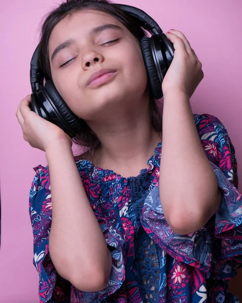 Zabawne Małe Dziecko Cieszące Się Rytmami Słuchaniu Muzyki Słuchawkach Złap — Zdjęcie stockowe