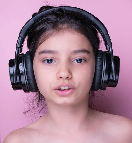 Zabawne Małe Dziecko Cieszące Się Rytmami Słuchaniu Muzyki Słuchawkach Złap — Zdjęcie stockowe