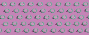 Renkli arka planda prezervatif. Güvenli seks konsepti. Geçmişi. HIV 'den korunma, cinsel yolla bulaşan hastalıklar ve istenmeyen hamilelik örnekleri. Üst Manzara. Renkli arka planda gümüş prezervatiften yapılmış desen. Güvenli seks konsepti. panorana