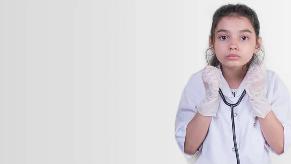 Asienläkare Med Stetoskop Doktorns Uniform Stående Isolerad Över Färg Bakgrund — Stockfoto