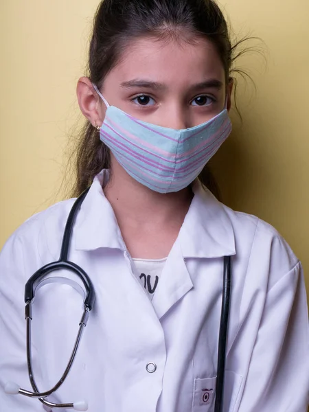 Menina Engraçada Com Estetoscópio Colorido Enquanto Vestindo Uniforme Médico Máscara — Fotografia de Stock