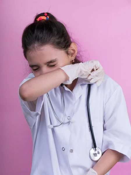 Menina Engraçada Com Estetoscópio Colorido Enquanto Vestindo Uniforme Médico Emoção — Fotografia de Stock