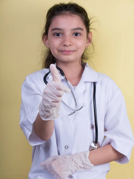 Menina Engraçada Com Estetoscópio Colorido Enquanto Vestindo Uniforme Médico Emoção — Fotografia de Stock