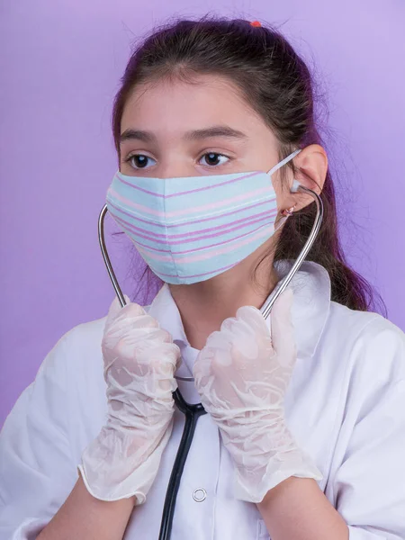 Een Grappig Meisje Met Een Stethoscoop Doktersuniform Kleurrijk Masker Panorama — Stockfoto