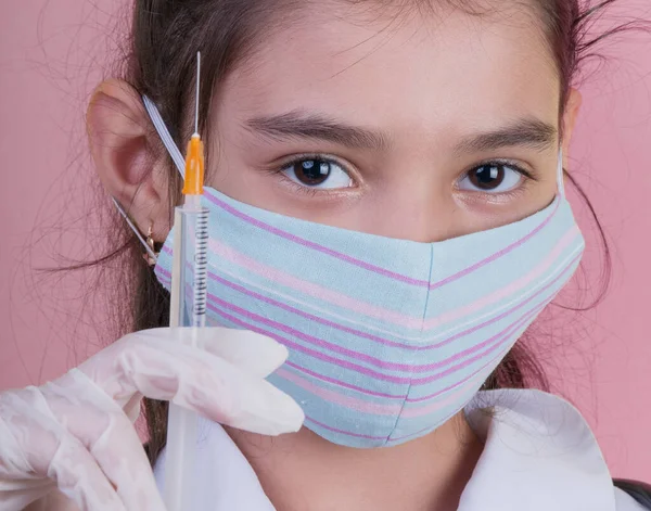 Menina Engraçada Com Estetoscópio Seringa Enquanto Vestindo Uniforme Médico Ásia — Fotografia de Stock