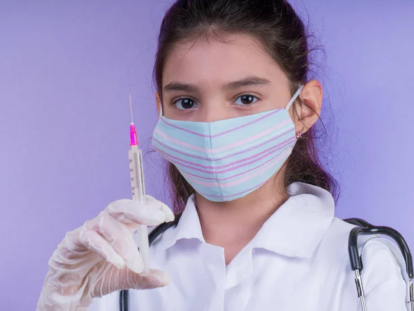 Menina Engraçada Com Estetoscópio Seringa Enquanto Vestindo Uniforme Médico Ásia — Fotografia de Stock