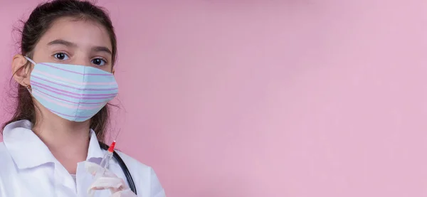 Menina Engraçada Com Estetoscópio Colorido Enquanto Vestindo Uniforme Médico Máscara — Fotografia de Stock