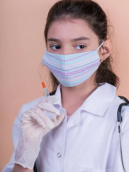 Menina Engraçada Com Estetoscópio Seringa Enquanto Vestindo Uniforme Médico Ásia — Fotografia de Stock