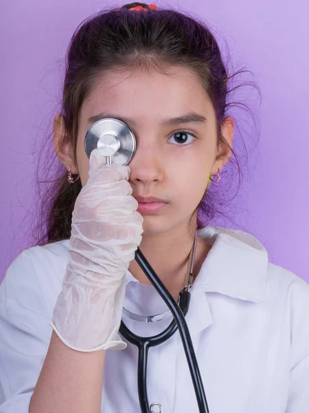 Ásia Médico Menina Com Estetoscópio Enquanto Vestindo Uniforme Médico Isolado — Fotografia de Stock