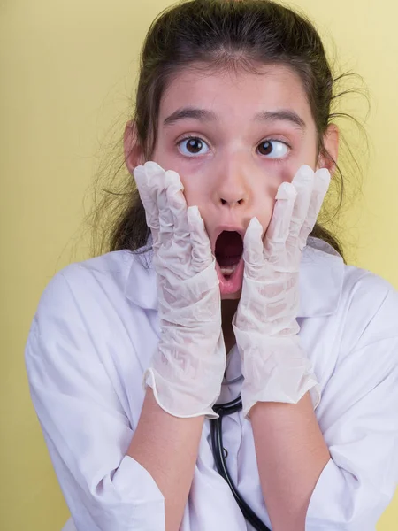 Klein Grappig Meisje Met Een Stethoscoop Handschoenen Terwijl Doktersuniform Draagt — Stockfoto