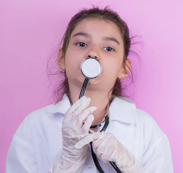 Ásia Médico Menina Com Estetoscópio Enquanto Vestindo Uniforme Médico Isolado — Fotografia de Stock