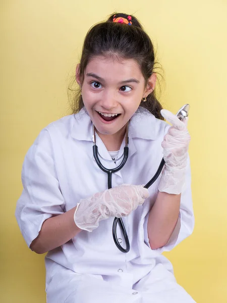 Kleines Lustiges Mädchen Mit Buntem Stethoskop Doktoruniform Spannung Und Faszination — Stockfoto