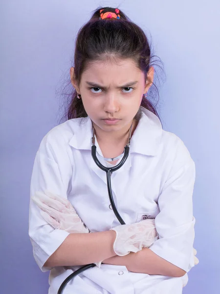 Een Grappig Meisje Met Een Stethoscoop Doktersuniform Opwinding Fascinatie Concept — Stockfoto
