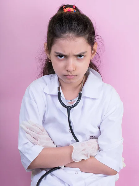 Menina Engraçada Com Estetoscópio Colorido Enquanto Vestindo Uniforme Médico Emoção — Fotografia de Stock